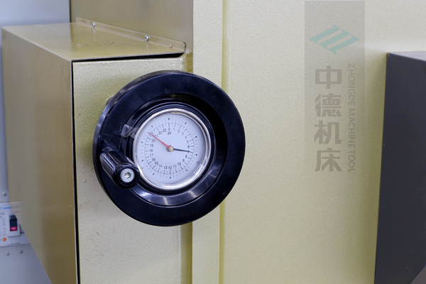 ZDG-632刀片間隙調(diào)節(jié)裝置，設(shè)置在機架前面，并有刻度顯示，調(diào)節(jié)方便.jpg