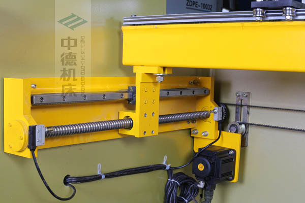 ZDPK-10032X軸配有滾珠絲桿及直線導(dǎo)軌，大功率伺服電機(jī)，鋼絲同步帶，能顯著提升X軸定位精度及速度
