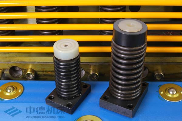 ZDS-1632采用高品質(zhì)壓料油缸，不滲油不會(huì)在板材表面留有油污.jpg