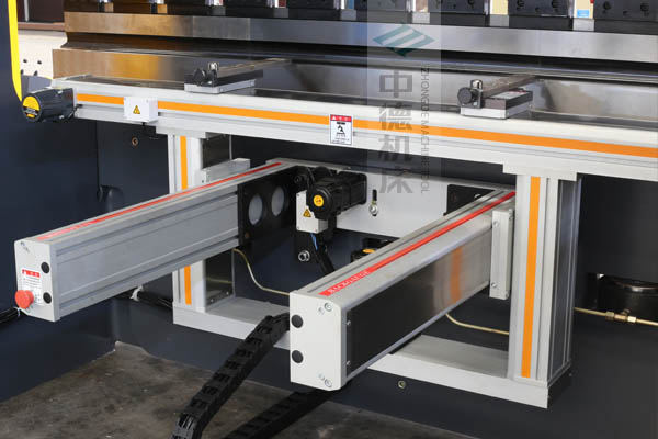 ZDPE8025-4+1軸全封套加強型鋁合金后檔料系統(tǒng)，內有成套滾珠絲桿和直線導軌，精度高速度快噪音低.jpg