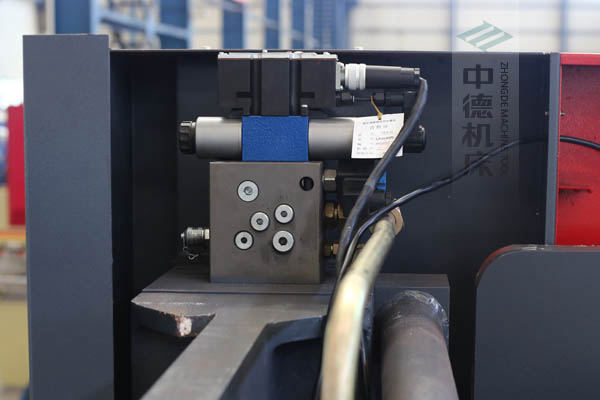 ZDPE8025采用進口液壓系統(tǒng)，穩(wěn)定無故障，耐高溫高壓，持久工作精度高.jpg