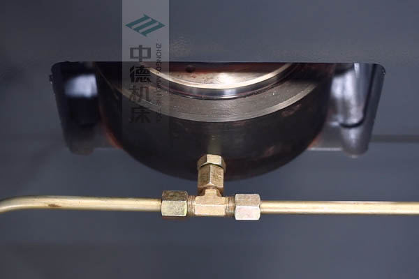 ZDPE8025高精度液壓撓度補償，高品質油缸，有效補償中間位置角度偏差.jpg