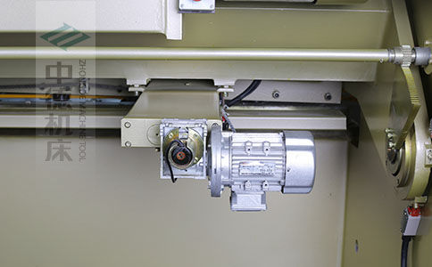 ZDS-1032剪板機后檔料結構，平行度高，并采用國內(nèi)一流品牌軸承，耐磨抗壓壽命長.jpg