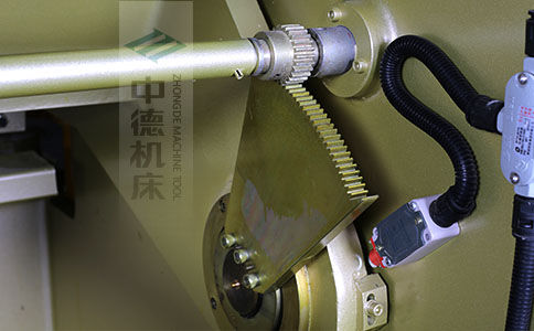 ZDS-640采用高精度刀片間隙調(diào)節(jié)齒輪，經(jīng)過淬火高硬度又耐磨，表面鍍鋅不生銹，長年累月使用依然有很高的調(diào)節(jié)精度.jpg